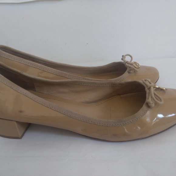 Tory Burch charm patent pumps sz 9 - Picture 2 of 12